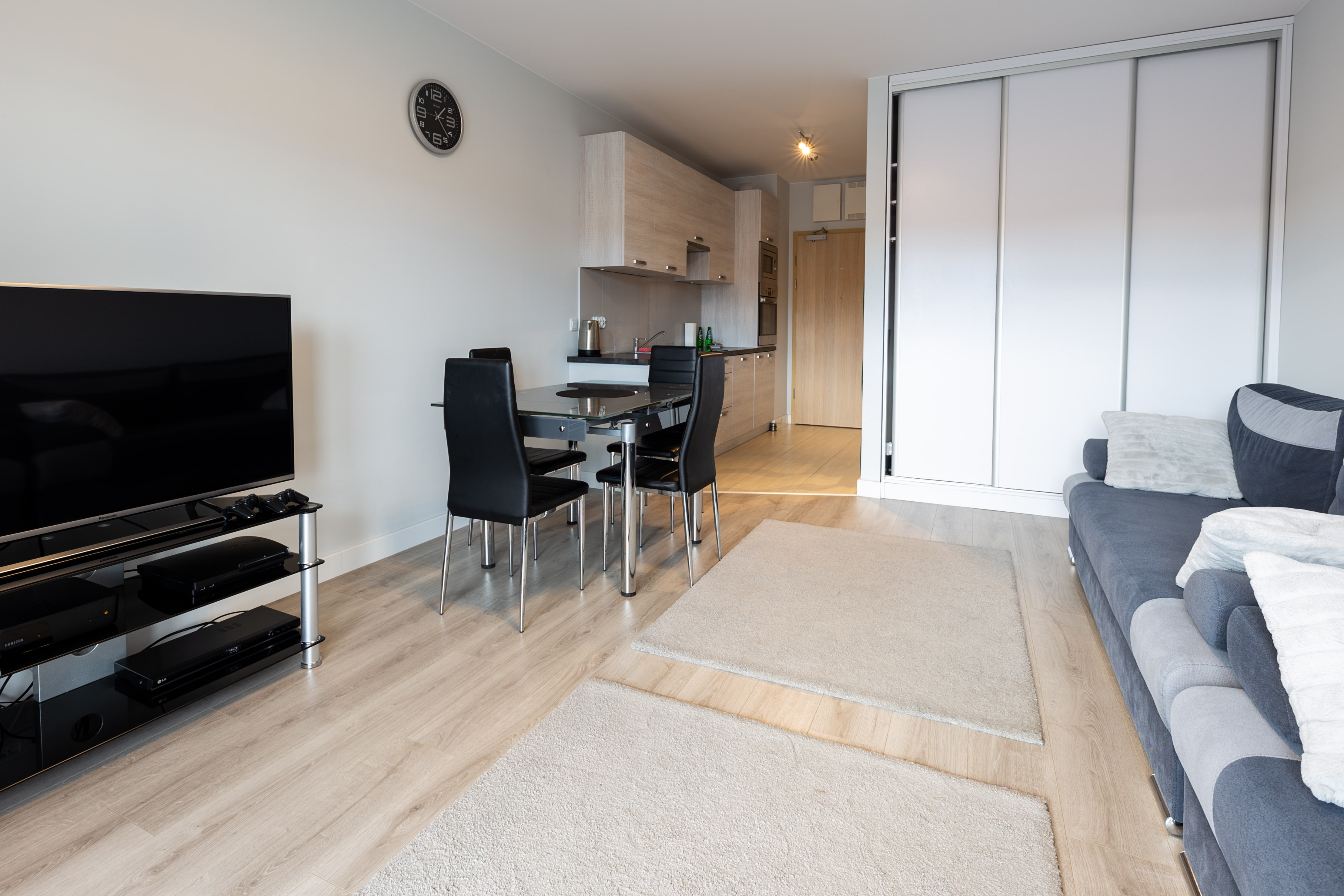 Cozy studio apartment close to the sea, UG, and british school