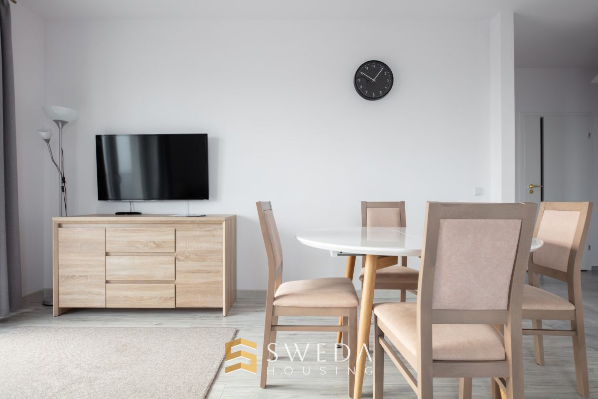 17th Floor, 2 Bedrooms, and a View, near the University and OBC | photo 3
