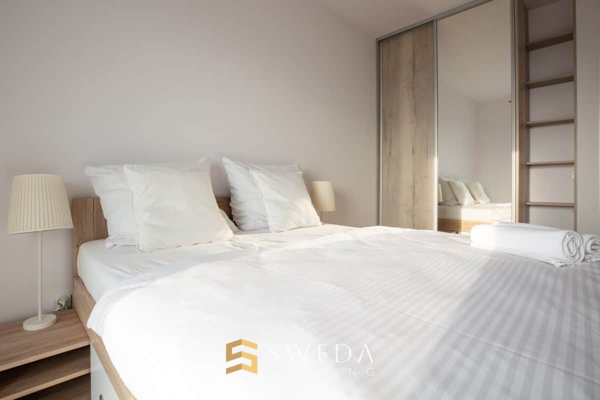 17th Floor, 2 Bedrooms, and a View, near the University and OBC | photo 4