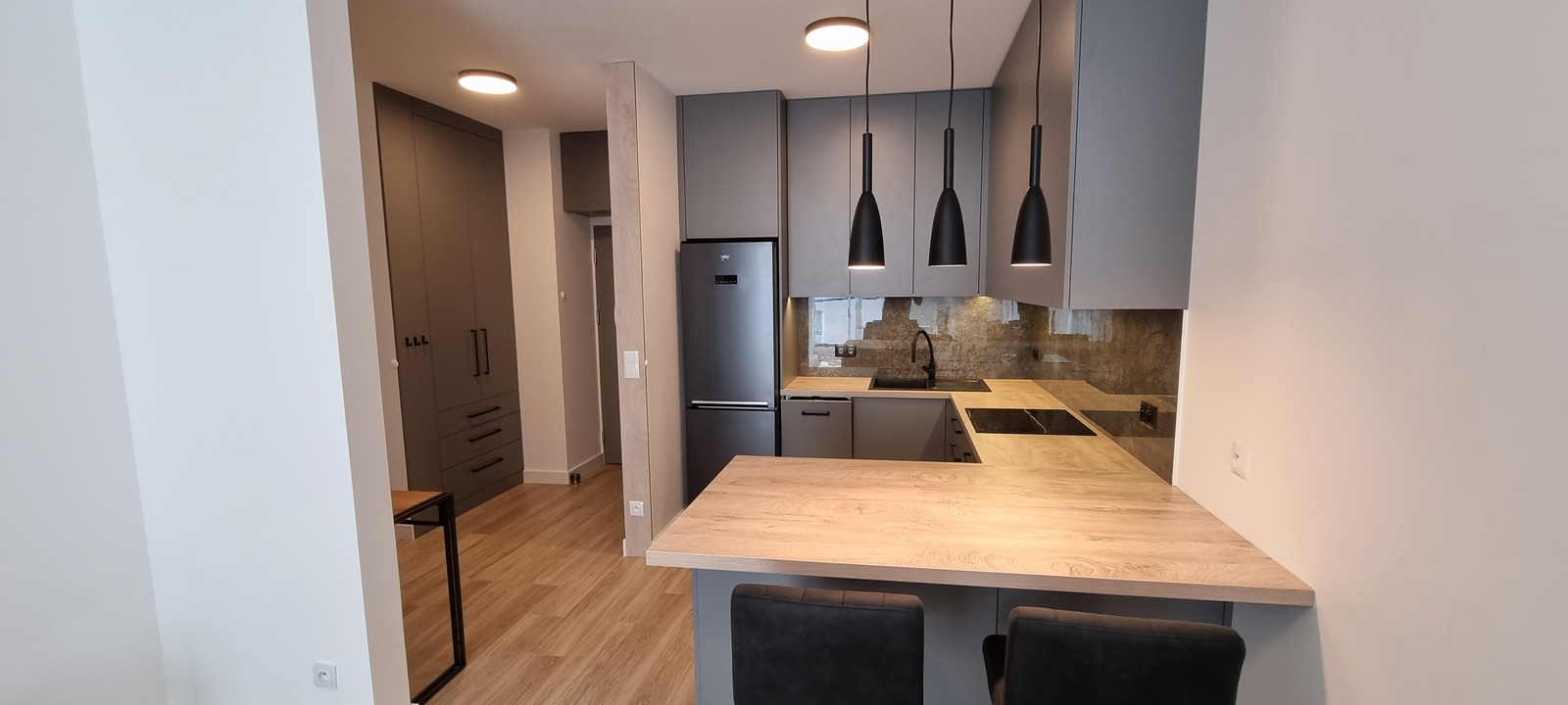 SPACIOUS 2-ROOM APARTMENT– SIEDMIOGRODZKA ,WOLA area/ Warsaw Spire /AC/