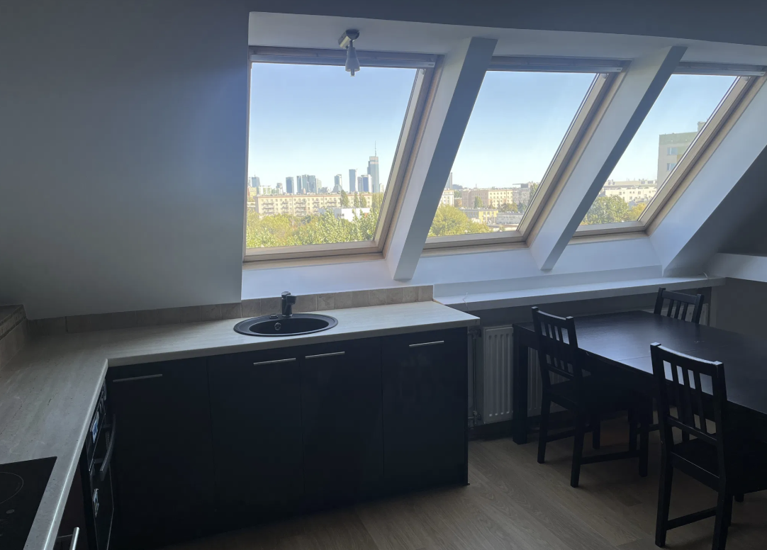 AMPIO trilocale con vista nel quartiere OCHOTA