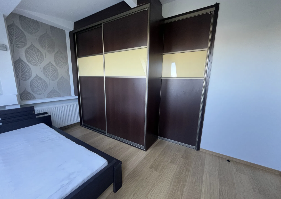 AMPIO trilocale con vista nel quartiere OCHOTA