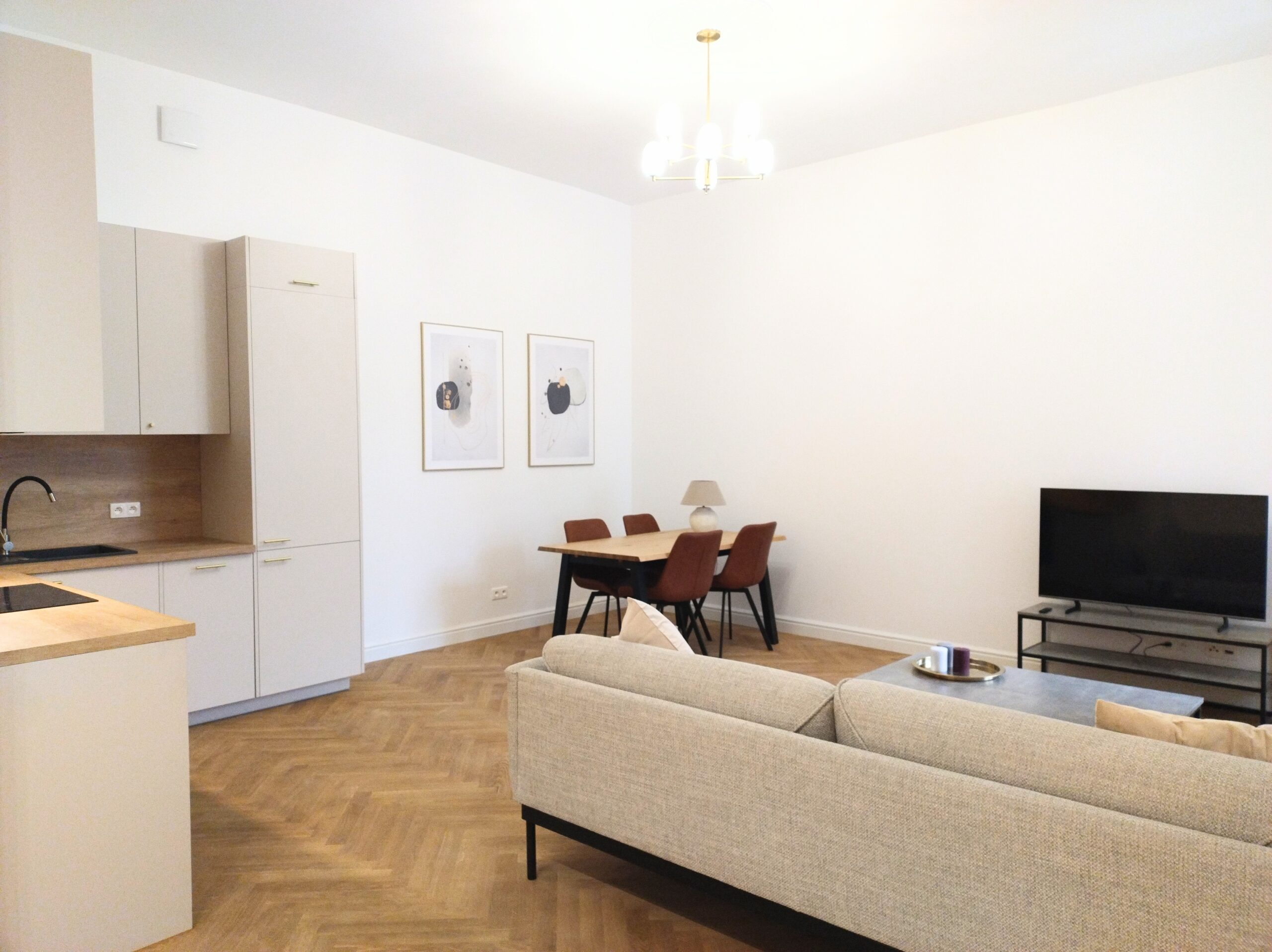 SPACIOUS 3-room flat in the CITY CENTER