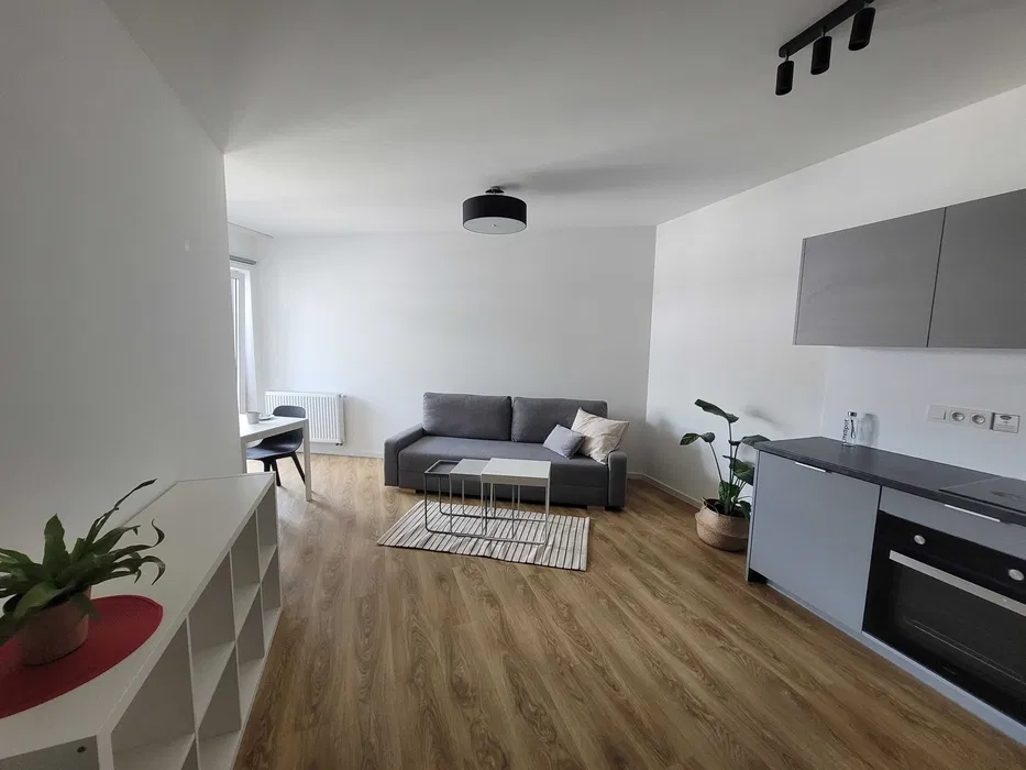 STUDIO SPACIEUX avec balcon à PRAGA POLUDNIE