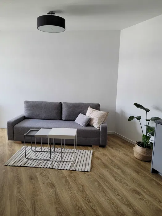 STUDIO SPACIEUX avec balcon à PRAGA POLUDNIE